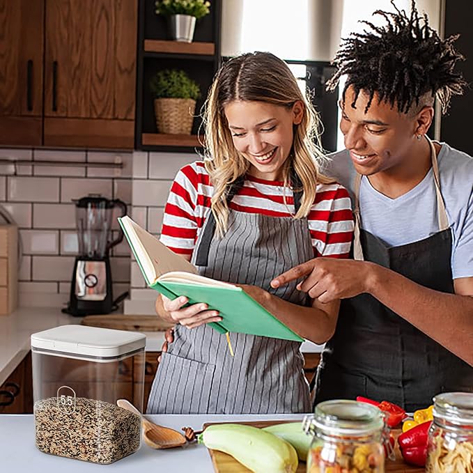 Flour Storage Container 4.5L with Easy-to-Use Dispenser - Perfect for Bakers and Cooking Enthusiasts