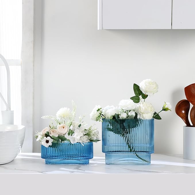Short Glass Vases, Set of 2 Blue Glass Vases for Tulips, Ribbed Vase for Flowers, Modern Small Vase for Living Room, Dining Room, Bathroom, Desk, Shelf, Wedding, Office