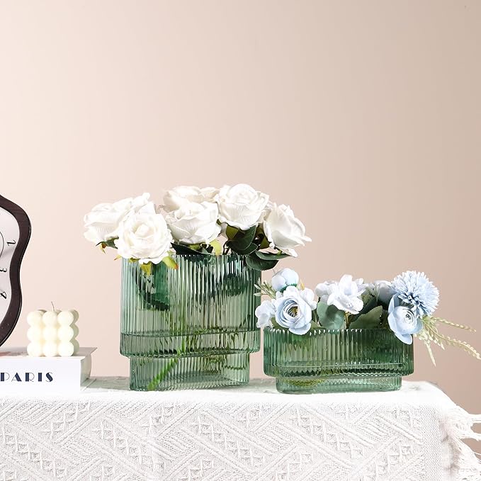 Short Glass Vases, Set of 2 Green Glass Vases for Tulips, Ribbed Vase for Flowers, Modern Small Vase for Living Room, Dining Room, Bathroom, Desk, Shelf, Wedding, Office